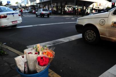  CAXIAS DO SUL, RS, BRASIL, 11/06/2019. Administração municipal intensificou a fiscalização da venda informal de flores e ramalhetes, em função do Dia dos Namorados, celebrado nesta quarta-feira (12). (Porthus Junior/Agência RBS)