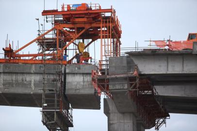 Um dos últimos grandes blocos de concreto da nova ponte do Guaíba foi instalado nesta quarta-feira, 2 de outubro. Freeway. BR-290