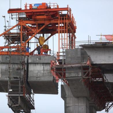 Um dos últimos grandes blocos de concreto da nova ponte do Guaíba foi instalado nesta quarta-feira, 2 de outubro. Freeway. BR-290