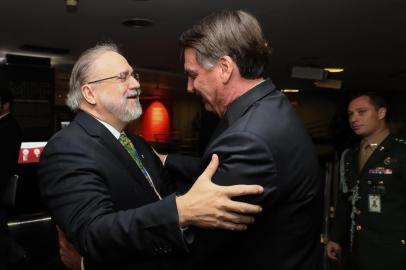  (Brasília - DF, 02/10/2019) Presidente da República, Jair Bolsonaro recebe os cumprimentos do Procurador-Geral da República, Augusto Aras. (Foto: Isac Nóbrega/PR)