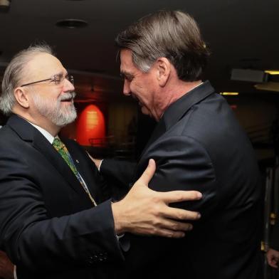  (Brasília - DF, 02/10/2019) Presidente da República, Jair Bolsonaro recebe os cumprimentos do Procurador-Geral da República, Augusto Aras. (Foto: Isac Nóbrega/PR)