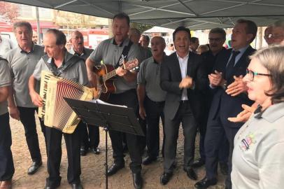 Reinauguração do Monumento à Itália. Prefeito Daniel Guerra canta com o coral São Braz