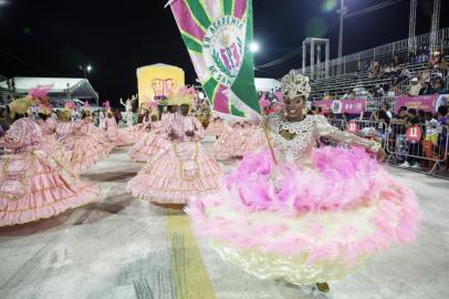  PORTO ALEGRE, RS, BRASIL - 06.02.2016 : Primeira noite dos desfiles das escolas de samba do Carnaval de Porto Alegre 2016, no Complexo Cultural do Porto Seco. Na foto: Escola Academia de Samba Praiana. (FOTO: ANDRÉ ÁVILA/AGÊNCIA RBS)