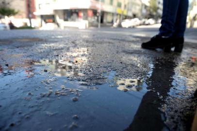  CAXIAS DO SUL, RS, BRASIL, 25/09/2019Esgoto vazando na Av. Júlio de Castilhos e Guia Lopes. Segundo um taxista, o problema é causado por causa das latas de lixo colocadas ao lado. Os catadores de recilcados acabam jogando lixo entupindo o esgoto. (Lucas Amorelli/Agência RBS)