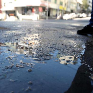  CAXIAS DO SUL, RS, BRASIL, 25/09/2019Esgoto vazando na Av. Júlio de Castilhos e Guia Lopes. Segundo um taxista, o problema é causado por causa das latas de lixo colocadas ao lado. Os catadores de recilcados acabam jogando lixo entupindo o esgoto. (Lucas Amorelli/Agência RBS)