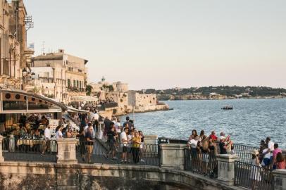  In Syracuse, taking a passeggiata, or evening walk, around the perimeter of Ortigia island, is a popular activity. Founded by Greeks around 734 B.C., the southeastern Sicilian city that Cicero called â¿¿the greatest and most beautiful of all Grecian citiSYRACUSE, Italy â BC-TRAVEL-TIMES-36-SICILY-ART-NYTSF â In Syracuse, taking a passeggiata, or evening walk, around the perimeter of Ortigia island, is a popular activity. Founded by Greeks around 734 B.C., the southeastern Sicilian city that Cicero called âthe greatest and most beautiful of all Grecian citiesâ achieved a size and status in the ancient world that made it a rival of major powers like Athens and Carthage. Takeovers and makeovers by Romans, Byzantines, North Africans, Normans and others left their marks as well, influencing everything from religious art to the regionâs distinctive savory-sweet-sour cooking style. Much of the ancient city has crumbled since Ciceroâs day, though the ruins can still be explored in Syracuseâs celebrated archaeological park and museum. But the main attraction today is the historical center of Syracuse: Ortigia island, a maze of narrow streets, ornate Baroque churches and centuries-old palazzi. (CREDIT: Susan Wright/The New York Times)--ONLY FOR USE WITH ARTICLE SLUGGED -- BC-TRAVEL-TIMES-36-SICILY-ART-NYTSF -- OTHER USE PROHIBITED.Indexador: Susan WrightFonte: NYTNSFotógrafo: STR