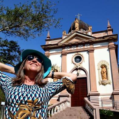  PORTO ALEGRE- RS- BRASIL- 26/09/2019- Roselaine de Avila Peres, que completa 60 anos dia 7 de outubro, dia que provavelmente o RS passará a ter mais pessoas com 60 anos ou mais do que crianças e jovens de 0 a 14 anos. Roselaine no pátio da Igreja Sagrado Coração de Jesus.  FOTO FERNANDO GOMES/ ZERO HORA.