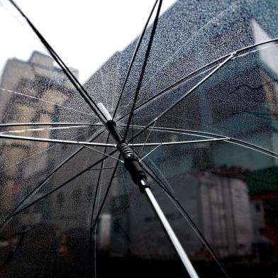  PORTO ALEGRE, RS, BRASIL,03/10/2019- Tempo com chuva nesta Quinta Feira em Porto Alegre. (FOTOGRAFO: JEFFERSON BOTEGA / AGENCIA RBS)