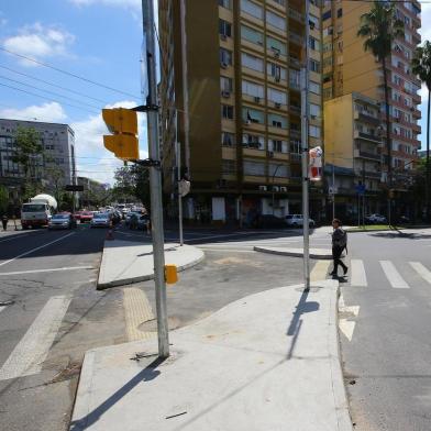  PORTO ALEGRE, RS, BRASIL, 01/11/2018 - Mudanças no trânsito do entorno da Santa Casa. Rua Sarmento Leite, com destino à Avenida Osvaldo Aranha.(FOTOGRAFO: LAURO ALVES / AGENCIA RBS)