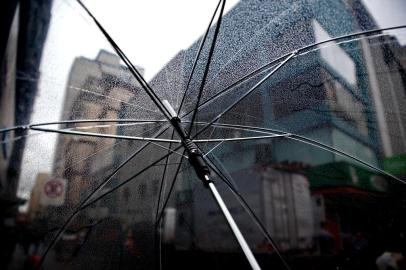  PORTO ALEGRE, RS, BRASIL,03/10/2019- Tempo com chuva nesta Quinta Feira em Porto Alegre. (FOTOGRAFO: JEFFERSON BOTEGA / AGENCIA RBS)