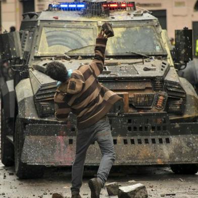 A demonstrator clashes with riot police during a transport strike against the economic policies of the government of Ecuadorean President Lenin Moreno regarding the agreement signed on March with the International Monetary Fund (IMF), in Quito, on October 3, 2019. - The Ecuadorean government confirmed possible labour and tax reforms as established in the agreement, Economy Minister Richard Martinez stated -a day after announcing the elimination of fuel subsidies. (Photo by Rodrigo BUENDIA / AFP)