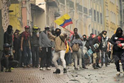 Demonstrators clash with riot police during a transport strike against the economic policies of the government of Ecuadorean President Lenin Moreno regarding the agreement signed on March with the International Monetary Fund (IMF), in Quito, on October 3, 2019. - The Ecuadorean government confirmed possible labour and tax reforms as established in the agreement, Economy Minister Richard Martinez stated -a day after announcing the elimination of fuel subsidies. (Photo by Rodrigo BUENDIA / AFP)