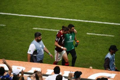  PORTO ALEGRE, RS, BRASIL - 02.10.2019 - Lesão de Filipe Luis, durante o jogo entre Grêmio e Flamengo, na Arena. (Félix Zucco/Agencia RBS)