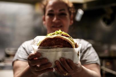  PORTO ALEGRE, RS, BRASIL - 01/10/2019Selene Bueno, era faxineira e montou um trailer de xis vegano, o M&M Lanches. Com mais de 30 sabores, bombou e expandiu para novos restaurantes.