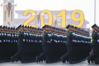  Chinese troops take part in a rehearsal ahead of a military parade in Tiananmen Square in Beijing on October 1, 2019, to mark the 70th anniversary of the founding of the Peoples Republic of China. (Photo by GREG BAKER / AFP)Editoria: POLLocal: BeijingIndexador: GREG BAKERSecao: politics (general)Fonte: AFPFotógrafo: STF