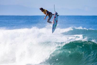 Quicksilver & Roxy Pro France - WSL Championship Tour 2019HOSSEGOR, FRANCE - OCTOBER 3: Two-time WSL Champion and defending event winner Gabriel Medina of Brazil wearing the yellow Jeep Leader jersey advances directly to Round 3 of the 2019 Quiksilver Pro France after winning Heat 6 of Round 1 at Le Culs Nus on October 3, 2019 in Hossegor, France.  (Photo by Laurent Masurel/WSL via Getty Images)Editoria: SLocal: HossegorIndexador: Laurent MasurelSecao: ASUFonte: World Surf LeagueFotógrafo: Contributor