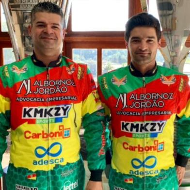  Pilotos Luiz Fernando Vargas e Luiz Sena Junior, que correm pela Adesca (Associação Desportiva Caxiense), competem no Brasileiro de Kart. A delegação gaúcha é a terceira maior do país. 