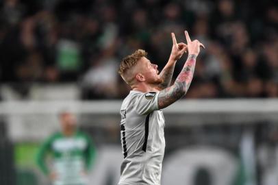 FBL-EUR-C3-FERENCVAROS-LUDOGORETSATTILA KISBENEDEK  /  AFPLudogorets Razgrads Brazilian defender Rafael Forster celebrates scoring the 0-2 goal during the UEFA Europa League group H match Ferencvaros v Ludogorets at the Groupama Arena in Budapest on October 3, 2019. (Photo by ATTILA KISBENEDEK / AFP)Editoria: SPOLocal: BudapestIndexador: ATTILA KISBENEDEKSecao: sports eventFonte: AFPFotógrafo: STR