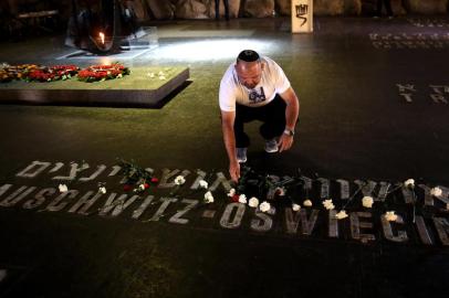  An Israeli relative of Holocaust victims lays a flower at the Hall of Remembrance where the names of major death and concentration camps are written during a ceremony marking the annual Holocaust Remembrance Day at the Yad Vashem Holocaust Memorial in Jerusalem on May 5, 2016. The state of Israel marks the annual Memorial Day commemorating the six million Jews murdered by the Nazis in the Holocaust during World War II.Editoria: WARLocal: JerusalemIndexador: GALI TIBBONSecao: massacreFonte: AFPFotógrafo: STR