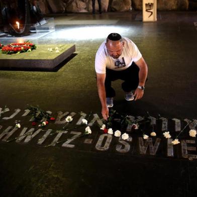  An Israeli relative of Holocaust victims lays a flower at the Hall of Remembrance where the names of major death and concentration camps are written during a ceremony marking the annual Holocaust Remembrance Day at the Yad Vashem Holocaust Memorial in Jerusalem on May 5, 2016. The state of Israel marks the annual Memorial Day commemorating the six million Jews murdered by the Nazis in the Holocaust during World War II.Editoria: WARLocal: JerusalemIndexador: GALI TIBBONSecao: massacreFonte: AFPFotógrafo: STR