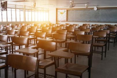  PORTO ALEGRE, RS, BRASIL, 04/10/2019-Empty classroom with vintage tone wooden chairs. Back to school concept. (Foto: Sengchoy Inthachack / stock.adobe.com)Fonte: 220679902