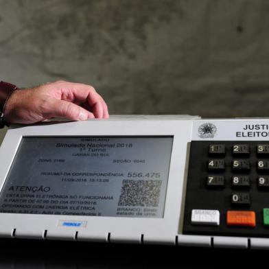  CAXIAS DO SUL, RS, BRASIL, 12/09/2018 - Edson Borowski, chefe de cartório da 169ª Zona Eleitoral, explica como funciona a urna eletrônica.  (Marcelo Casagrande/Agência RBS)