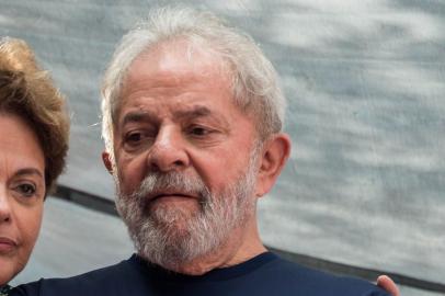  Brazilian former president (2011-2016) Dilma Rousseff (L) embraces Brazilian ex-president (2003-2011) Luiz Inacio Lula da Silva (R) during a Catholic Mass in memory of Lulas late wife Marisa Leticia, at the metalworkers union building in Sao Bernardo do Campo, in metropolitan Sao Paulo, Brazil, on April 7, 2018.Brazils election frontrunner and controversial leftist icon said Saturday that he will comply with an arrest warrant to start a 12-year sentence for corruption. I will comply with their warrant, he told a crowd of supporters. / AFP PHOTO / NELSON ALMEIDAEditoria: WARLocal: São Bernardo do CampoIndexador: NELSON ALMEIDASecao: crisisFonte: AFPFotógrafo: STF