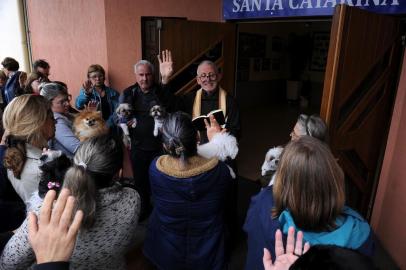  CAXIAS DO SUL, RS, BRASIL, 04/10/2019 - Cerca de 15 cachorros receberam a Bênção dos Animais concedida pelo Frei Celso Brodignon. A cerimônia ocorreu na paróquia Santa Catarina. (Marcelo Casagrande/Agência RBS)