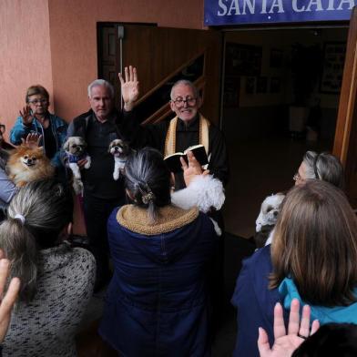  CAXIAS DO SUL, RS, BRASIL, 04/10/2019 - Cerca de 15 cachorros receberam a Bênção dos Animais concedida pelo Frei Celso Brodignon. A cerimônia ocorreu na paróquia Santa Catarina. (Marcelo Casagrande/Agência RBS)