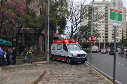 Em entrega de 4 ambulâncias do Samu à comunidade, elas ficaram estacionadas sobre calçada na Praça João Pessoa, bairro São Pelegrino. Foto para o projeto Família Pedrosa, a Família Pedestre.