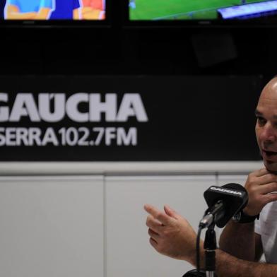  CAXIAS DO SUL, RS, BRASIL, 04/10/2019 - Programa Show dos esportes na rádio Gaúcha Serra, com o convidado José Renato Argentino, do ecocamping Jiu jitsu. Apresentação de Eduardo costa e Cristiano Daros. (Marcelo Casagrande/Agência RBS)