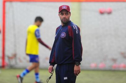  CAXIAS DO SUL, RS, BRASIL, 04/10/2019. Treino do Caxias na quadra do ginásio Por do Sol, bairro Santa Lúcia. O Caxias está disputando a copa Seu Verardi. Na foto, técnico Lacerda. (Porthus Junior/Agência RBS)Indexador: Porthus Junior                  