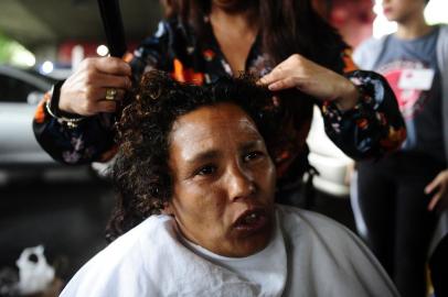  PORTO ALEGRE,RS,BRASIL.2019,10,05.Trabalho voluntário das Anjas de Baton,mulheres carentes e maoradoras de rua,com corte de cabelos,maquiagem,manicure e almoço.(RONALDO BERNARDI/AGENCIA RBS).