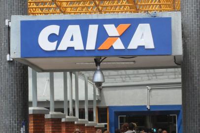  CAXIAS DO SUL, RS, BRASIL (14/10/2013) Fimde Greve dos Bancários. Após greve, reportagem verifica fila defronte a Caixa Econômica Federal, agência centro.