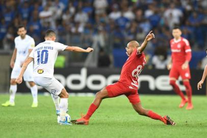 Patrick do Inter em disputa com o Thiago Neves do Cruzeiro - Brasileirão 