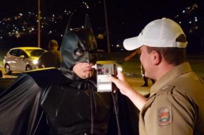 O Batman fez o teste do bafômetro na blitz da lei seca realizada na noite de sexta-feira (4/10/2019), na SC 401, em Florianópolis, pela Polícia Militar Rodoviária.  O personagem na verdade é Cristiano Zanetta, de Criciúma