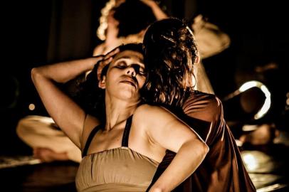 ¿Quando você me toca¿, espetáculo de dança-teatro com direção e dramaturgia de Maria Falkembach, encenado para angariar fundos para a Terreira da Tribo