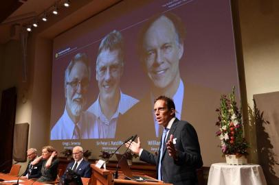  Thomas Perlmann (R), the Secretary of the Nobel Committee, speaks as the winners are announced of the 2019 Nobel Prize in Physiology or Medicine during a press conference at the Karolinska Institute in Stockholm, Sweden, on October 7, 2019. - US researchers William Kaelin and Gregg Semenza and Britains Peter Ratcliffe won the Nobel Medicine Prize for discoveries on how cells sense and adapt to oxygen availability, the Nobel Assembly said. (Photo by Jonathan NACKSTRAND / AFP)Editoria: HUMLocal: StockholmIndexador: JONATHAN NACKSTRANDSecao: medicineFonte: AFPFotógrafo: STR