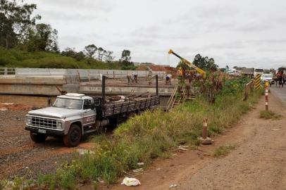 Construção de pontes sobre o Arroio Sapucaia