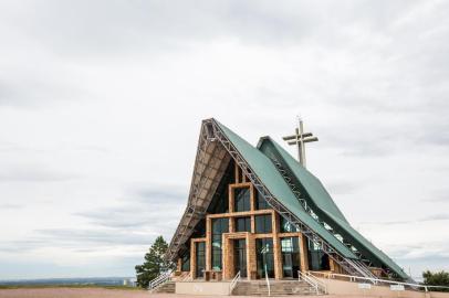  PORTO ALEGRE, RS, BRASIL, 05-04-2017. O Santuário Arquidiocesano Nossa Senhora Madre de Deus é uma igreja católica localizada no topo do morro da Pedra Redonda, Rua Santuário, próximo à Estrada dos Alpes, em Porto Alegre. O projeto para o edifício data de 1987, mas sua construção atrasou devido a preocupações de ordem ambiental, e sua pedra fundamental só pôde ser lançada em 16 de agosto de 1992, sendo consagrada pelo arcebispo de Colônia, o Cardeal Joachim Meisner. Foi concluído em junho de 2000, integrando-se às comemorações do Terceiro Milênio. (FOTO: ANDERSON FETTER/AGÊNCIA RBS)Indexador: Anderson Fetter