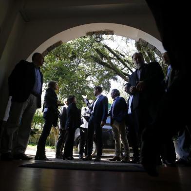  PORTO ALEGRE, RS, BRASIL, 07/10/2019- Governador Eduardo Leite encontra-se com deputados. (FOTOGRAFO: LAURO ALVES / AGENCIA RBS)Governador Eduardo Leite encontra-se com deputados Governador Eduardo Leite encontra-se com deputados. (FOTOGRAFO: LAURO ALVES / AGENCIA RBS)