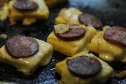 Blumenau-SC-Brasil-12-07-2014, Festitália na Vila Germânica com comidas e música típicas, polenta na chapa.