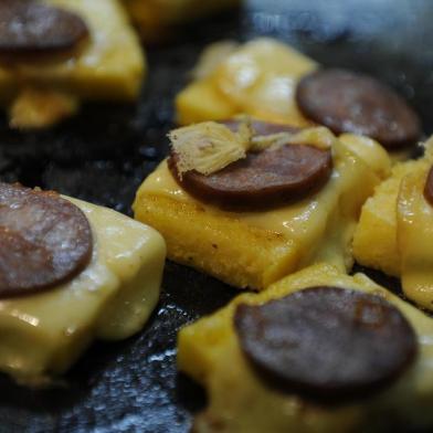 Blumenau-SC-Brasil-12-07-2014, Festitália na Vila Germânica com comidas e música típicas, polenta na chapa.