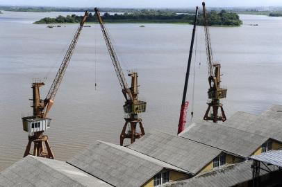  PORTO ALEGRE, RS , BRASIL , 05-02-2015-  ideia é fazermos uma foto mostrando o Cais Mauá em obras, que estariam com ritmo muito lento ou paralisadas. Algumas estruturas já foram demolidas. (FOTO: RONALDO BERNARDI/AGENCIA RBS )