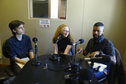  PORTO ALEGRE - BRASIL - Diário do EnemFaltando 30 dias para o Exame Nacional do Ensino Médio (Enem) de 2019, os estudantes Guilherme Camini Pinto e Anna Carolina Schneider Martins, ambos de 18 anos e de Porto Alegre, e o vendedor Rafael Cabral, 23, de Alvorada, começaram a focar em temas específicos que ainda precisam ser revisados antes das provas. (foto: Lauro Alves)