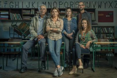 O diretor Jaci (Paulo Gorgulho) e os professores Lúcia (Débora Bloch), Sônia (Hermila Guedes), Marco André (Silvio Guindane), e Eliete (Thalita Carauta) na série Segunda Chamada