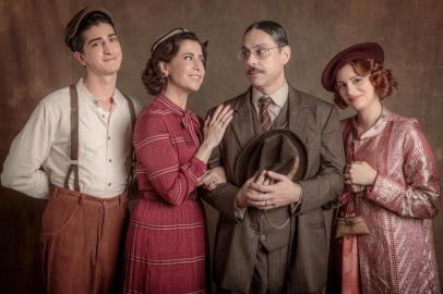 Família Bulhosa: Geraldo (Alexandre Nero), Maria Teresa (Fernanda Torres), Geraldinho (Johnny Massaro) e Catarina (Lara Tremouroux)