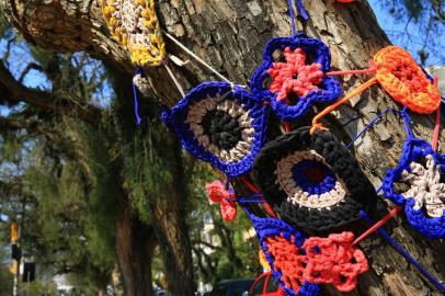  PORTO ALEGRE -R - BR - 01.10.2019Flores colocadas nas aárvores do canteiro central no rua José Bonifácio.FOTÓGRAFO: TADEU VILANI AGÊNCIARBS