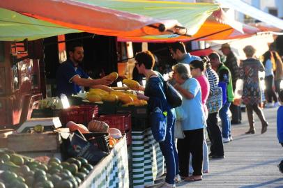  CAXIAS DO SUL, RS, BRASIL, 25/07/2017. Feira do Agricultor na Praça das Feiras. Agricultores reclamam da proibição da prefeitura para comercializar uma série de produtos coloniais. (Porthus Junior/Agência RBS)