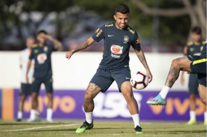 Matheus Henrique, volante do Grêmio, em treino com a Seleção Brasileira